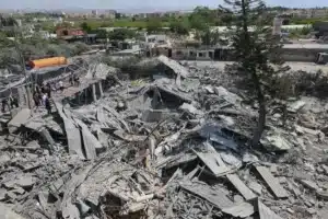 Imagen de archivo de los daños tras un ataque aéreo israelí en la aldea de Maashouk, en el sur del Líbano. EFE/WAEL HAMZEH.