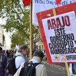 Personas sostienen carteles, durante una manifestación afuera del Congreso de la Nación, mientras se realiza el informe de gestión del jefe de Gabinete del Gobierno argentino, Manuel Adorni, en Buenos Aires (Argentina). EFE/ Matías Martín Campaya.