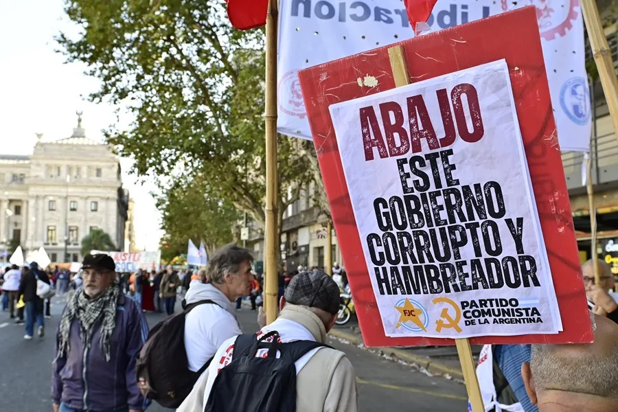 Personas sostienen carteles, durante una manifestación afuera del Congreso de la Nación, mientras se realiza el informe de gestión del jefe de Gabinete del Gobierno argentino, Manuel Adorni, en Buenos Aires (Argentina). EFE/ Matías Martín Campaya.