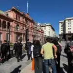 Fotografía de archivo de periodistas en la entrada de la Casa Rosada, en Buenos Aires (Argentina). EFE/ Juan Ignacio Roncoroni.