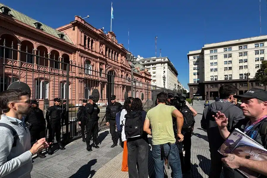 Fotografía de archivo de periodistas en la entrada de la Casa Rosada, en Buenos Aires (Argentina). EFE/ Juan Ignacio Roncoroni.