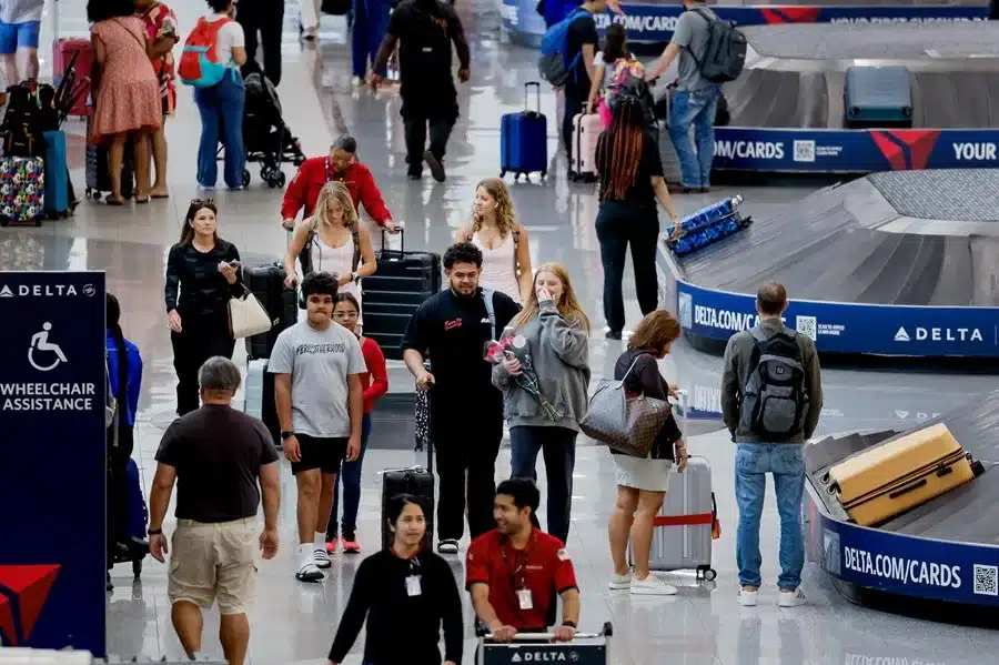 Pasajeros en un aeropuerto de Estados Unidos.