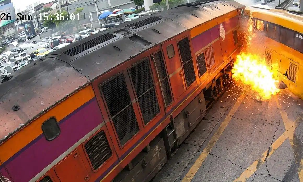 Choque entre un tren y un autobús en Bangkok (Foto fuente externa).