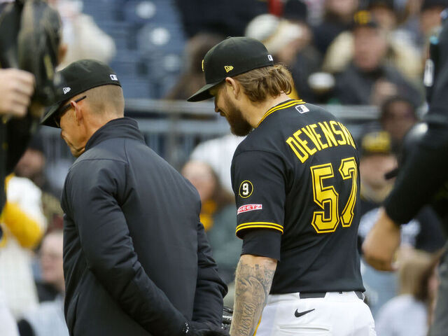 El relevista de los Piratas de Pittsburgh, Chris Devenski, fue suspendido tres juegos y multado con una cantidad no revelada por lanzar intencionalmente contra el primera base de los Rojos de Cincinnati, Sal Stewart, durante la aplastante victoria del sábado, según anunció la MLB el martes.