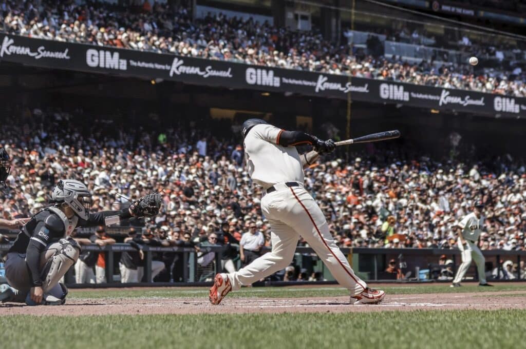 Rafael Devers #16 conecta «grand slam» en el quinto episodio del partido del domingo ante Medias Blancas.