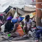 Personas desplazadas por la violencia viven en un campo de refugiados en Puerto Príncipe (Haití).