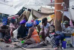 Personas desplazadas por la violencia, viven en un campamento de refugiados en Puerto Príncipe (Haití).