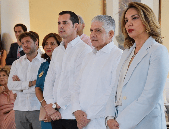 En la foto: se aprecian a Juan Segovia y Alberto Muiñoz Carbonell, en un acto oficial en Sto. Dgo.