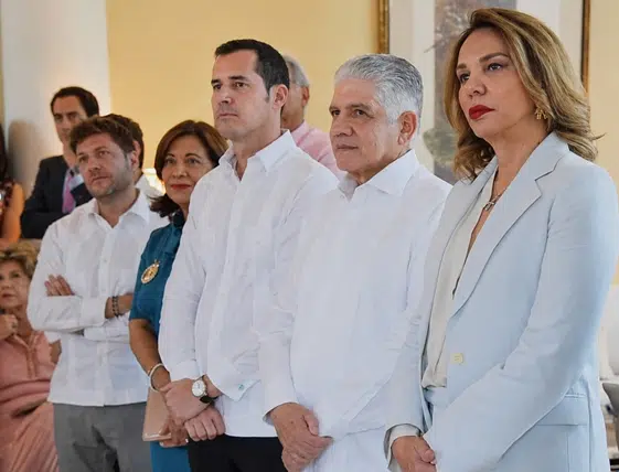 En la foto: se aprecian a Juan Segovia y Alberto Muiñoz Carbonell, en un acto oficial en Sto. Dgo.