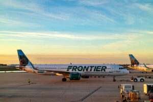 Avión de Frontier atropella y mata a persona que ingresó ilegalmente a pista en Denver