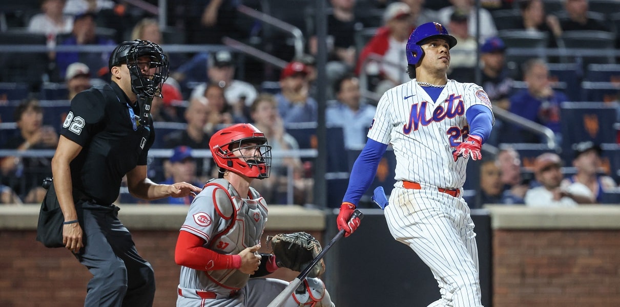 El dominicano de los New York Mets, bateador designado este miércoles, Juan Soto (22) al momento de conectar jonrón de dos carreras. (Foto: Wendell Cruz-Imagn Images)