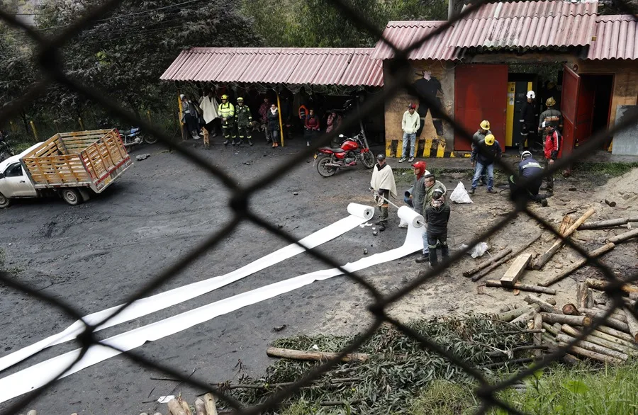 Hallan nueve mineros muertos y rescatan seis, tras una explosión en el centro de Colombia