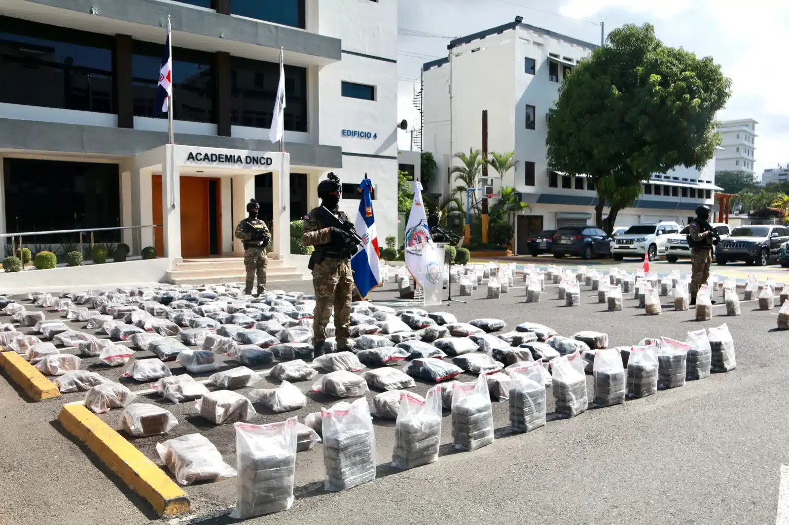 Incautan 978 paquetes de cocaína en narcolancha; tres detenidos