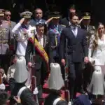 El presidente de Ecuador, Daniel Noboa (c-i), camina junto al presidente de la Asamblea Nacional de Ecuador, Niels Olsen Peet (c-d), a su salida de la Asamblea Nacional, en Quito (Ecuador). EFE/ José Jácome.
