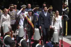El presidente de Ecuador, Daniel Noboa (c-i), camina junto al presidente de la Asamblea Nacional de Ecuador, Niels Olsen Peet (c-d), a su salida de la Asamblea Nacional, en Quito (Ecuador). EFE/ José Jácome.