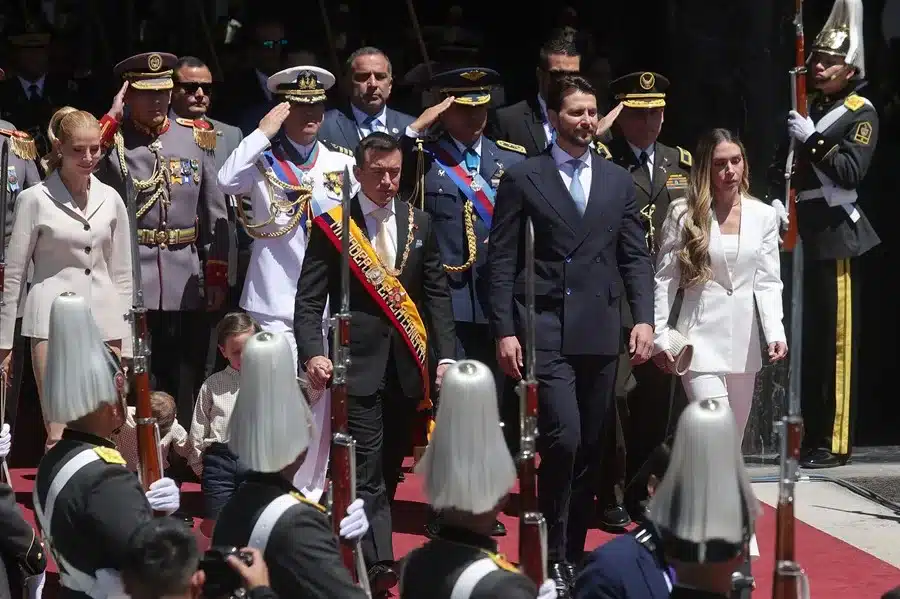 El presidente de Ecuador, Daniel Noboa (c-i), camina junto al presidente de la Asamblea Nacional de Ecuador, Niels Olsen Peet (c-d), a su salida de la Asamblea Nacional, en Quito (Ecuador). EFE/ José Jácome.