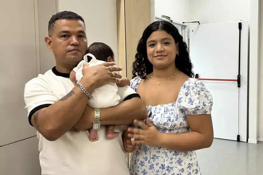 Operan en el vientre a feto con intestinos fuera del cuerpo