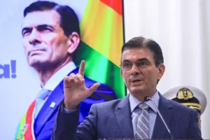 Presidente de Bolivia anuncia comisión para reformar parcialmente la Constitución