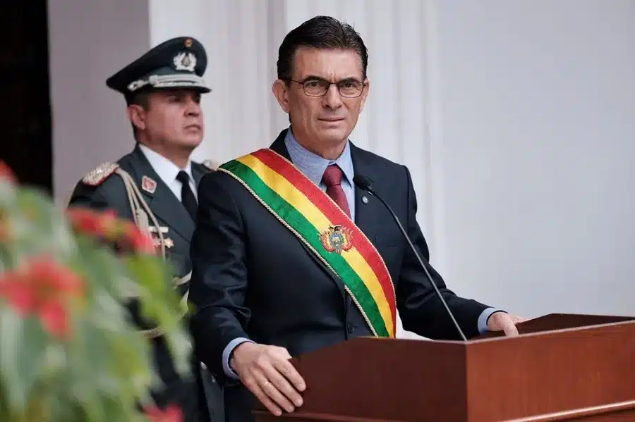 El presidente de Bolivia, Rodrigo Paz, habla en Sucre (Bolivia), y anuncia que reducirá a la mitad su salario y el de sus ministros como parte de un "esfuerzo y compromiso" con el país. EFE/ Presidencia de Bolivia.