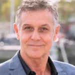 Muere a los 69 años Pierre Deny, actor de “Emily in Paris” y figura de la televisión francesa