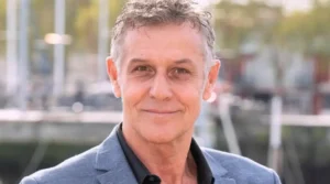 Muere a los 69 años Pierre Deny, actor de “Emily in Paris” y figura de la televisión francesa
