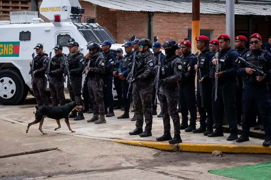 Integrantes de la Policía Nacional Bolivariana (PNB) custodiando un centro penal en Venezuela.