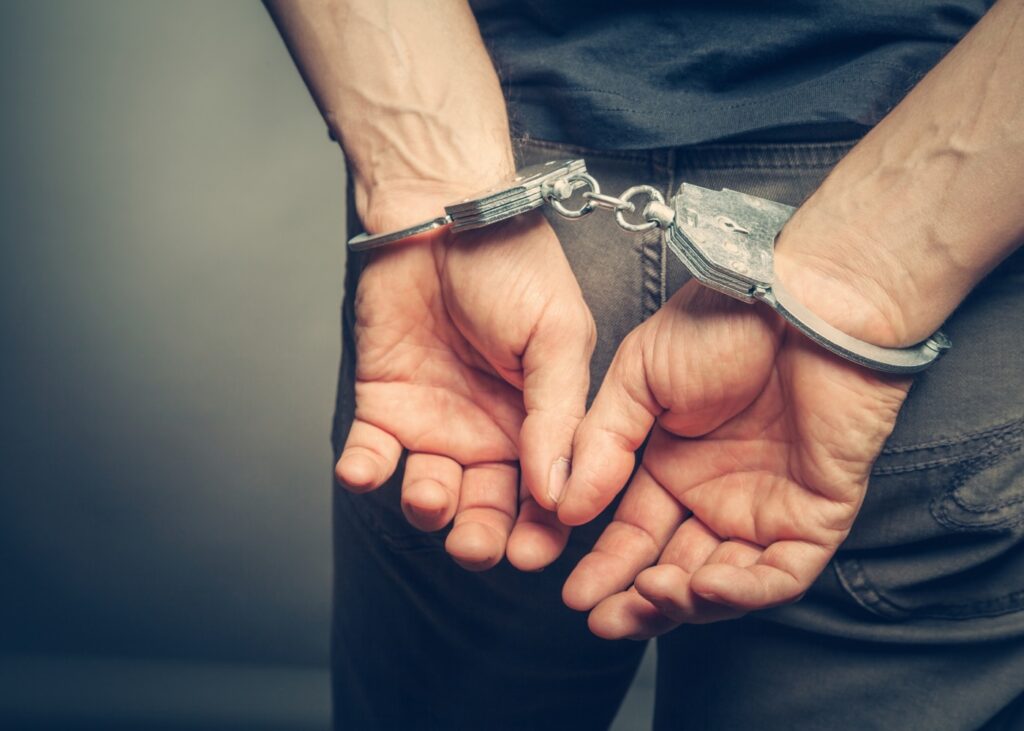 Policía arresta a hombre acusado de matar a su pareja