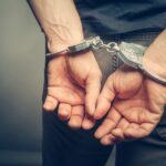 Policía arresta a hombre acusado de matar a su pareja