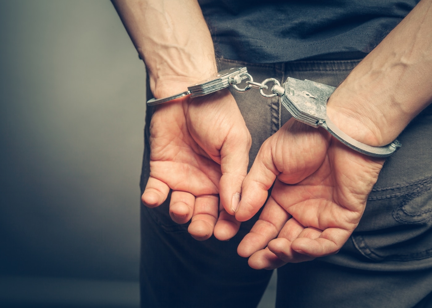 La policía detuvo a un hombre acusado de matar a su pareja