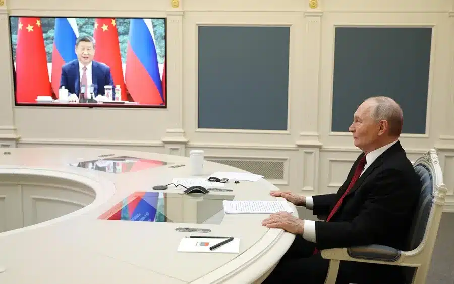 El presidente ruso Vladimir Putin durante su reunión con el presidente chino Xi Jinping por videoconferencia. EFE/EPA/Vyacheslav Prokofyev.