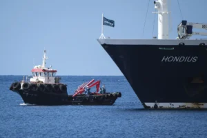Una embarcación portuaria lleva a tierra en pequeños grupos a los pasajeros del crucero MV Hondius. EFE/Alberto Valdés.