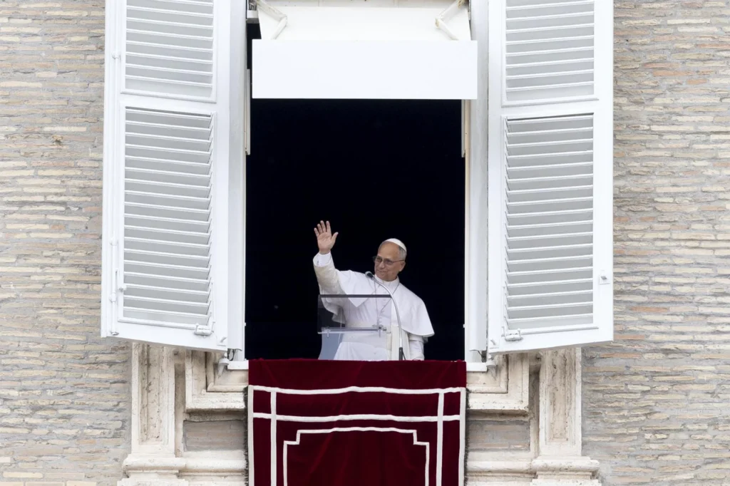 El papa León XIV saluda a los fieles en la plaza de San Pedro, en el Vaticano, durante el rezo del Regina Coeli de este domingo. EFE/EPA/Massimo Percossi.