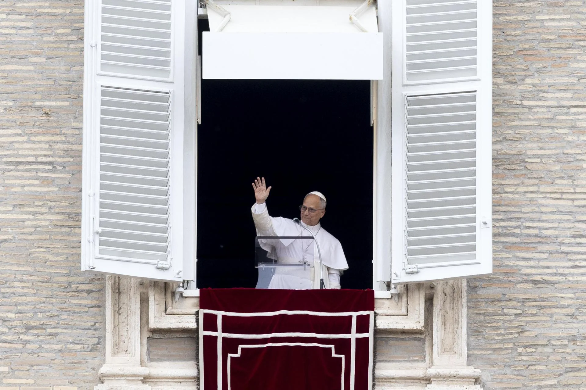 El papa León XIV saluda a los fieles en la plaza de San Pedro, en el Vaticano, durante el rezo del Regina Coeli de este domingo. EFE/EPA/Massimo Percossi.
