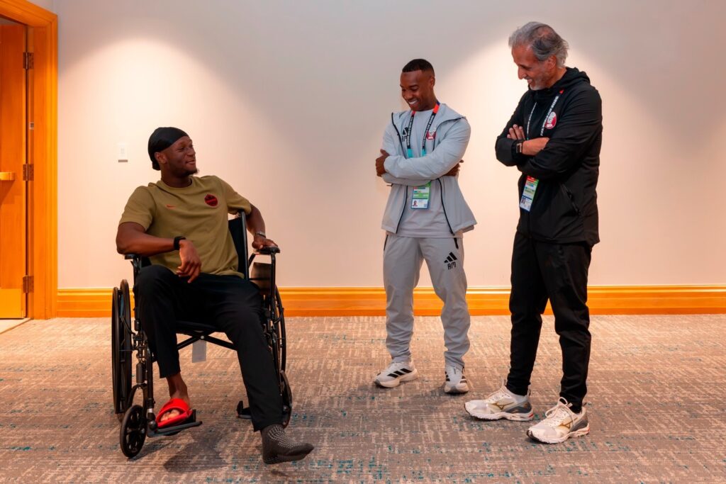 El mediocampista catarí Assim Madibo visitó a Ismaël Koné de Canadá en Vancouver para desearle una pronta recuperación tras su desafortunada lesión en la pierna