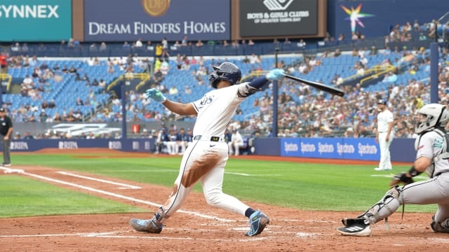 Junior Caminero al momento de conectar jonrón este domingo en el Tropicana Field.