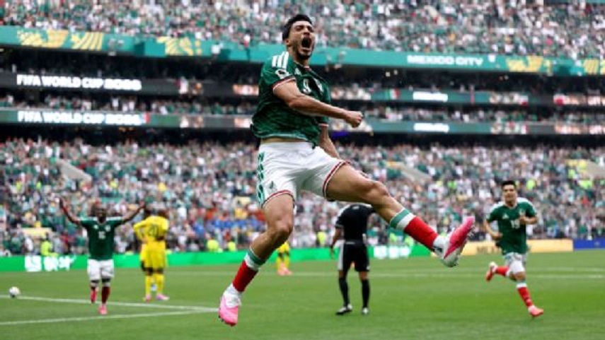 Raúl Jiménez celebra el segundo gol de México contra Sudáfrica en el partido inaugural del Mundial. Carl Recine/Getty Images