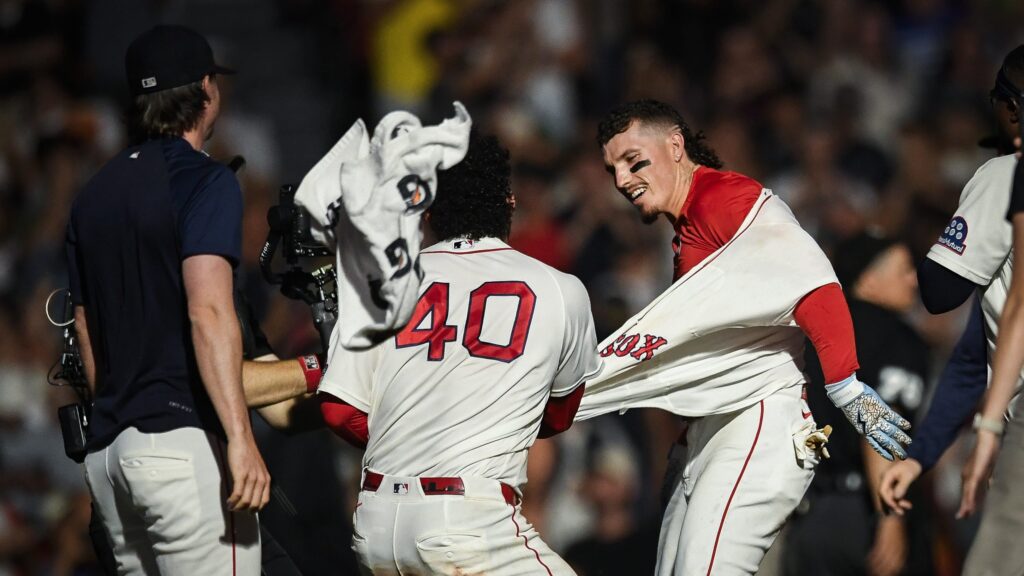 Jarren Duren de los Medias Rojas de Boston celebra con sus compañeros la victoria y barrida sobre Yankees.