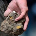 Hombre con piedra en la mano (Imagen de referencia).
