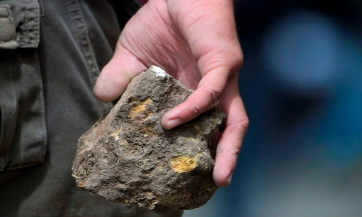 Hombre con piedra en la mano (Imagen de referencia).