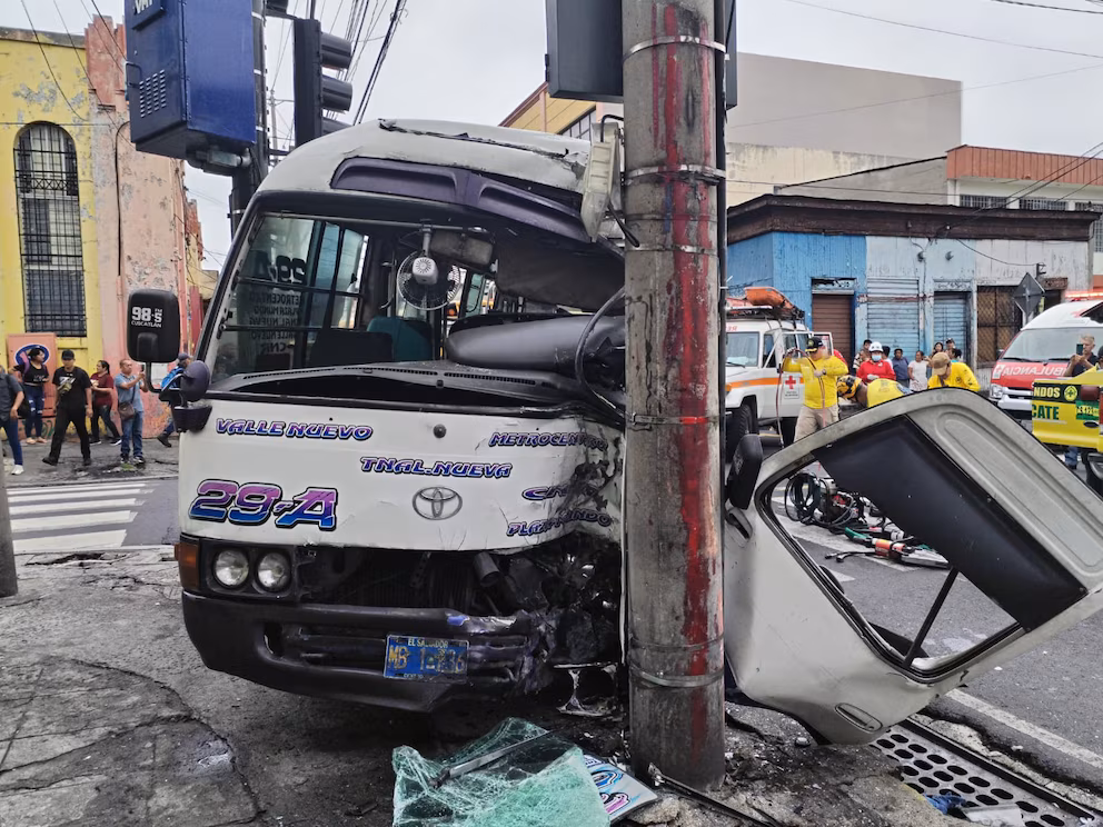 Un bebé de cuatro meses resultó lesionado cuando un microbús de la ruta 29-A chocó con un sedán en la 3.ª avenida Norte y 3.ª calle Poniente de San Salvador. (Foto cortesía Comandos de Salvamento).