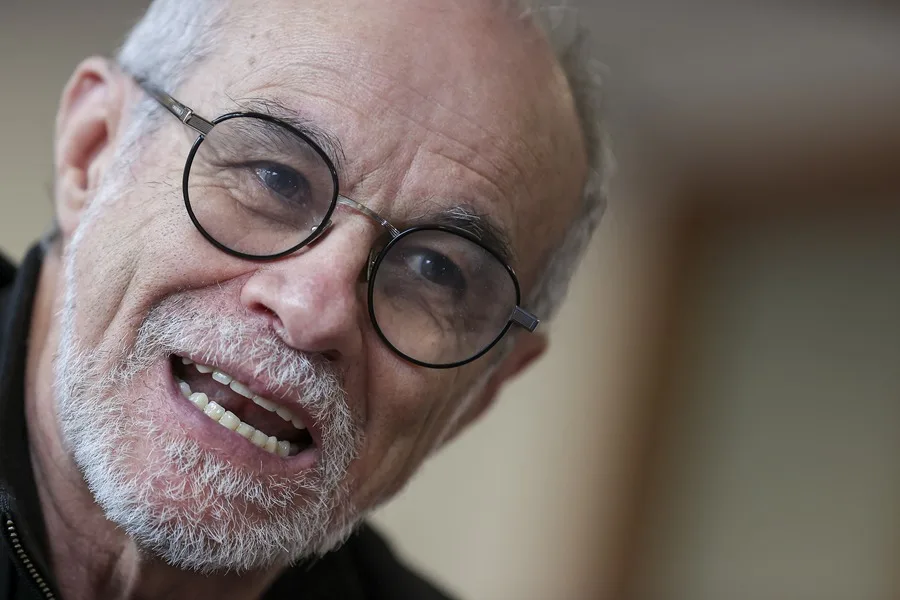 Fotografía del 9 de junio de 2026 del urbanista francocolombiano Carlos Moreno, hablando en una entrevista con EFE en Quito (Ecuador). EFE/ José Jácome.