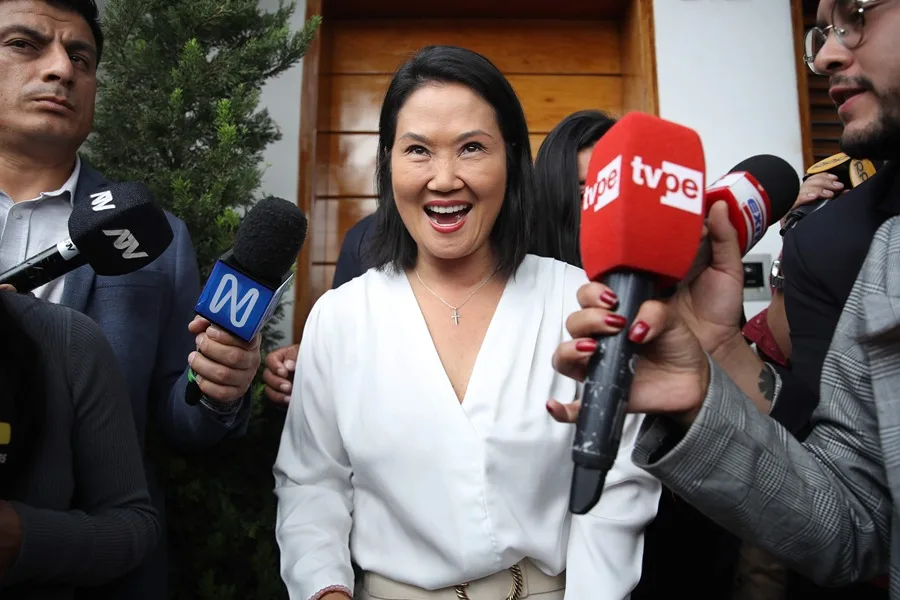 La candidata derechista Keiko Fujimori habla con periodistas este miércoles, en Lima (Perú). EFE/ Paolo Aguilar.