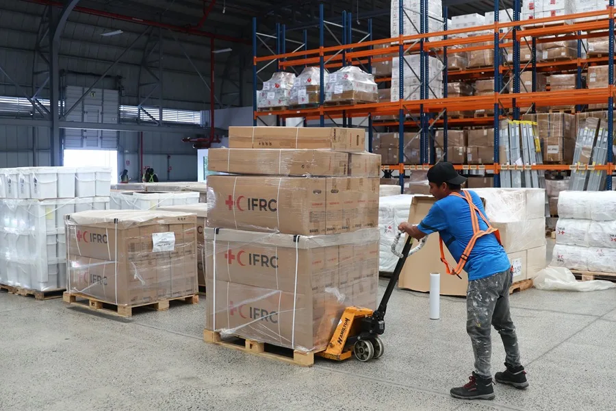 Un hombre transporta ayuda humanitaria en el Centro Regional Logístico de Asistencia Humanitaria de la Federación Internacional de la Cruz Roja este jueves, en Ciudad de Panamá (Panamá).