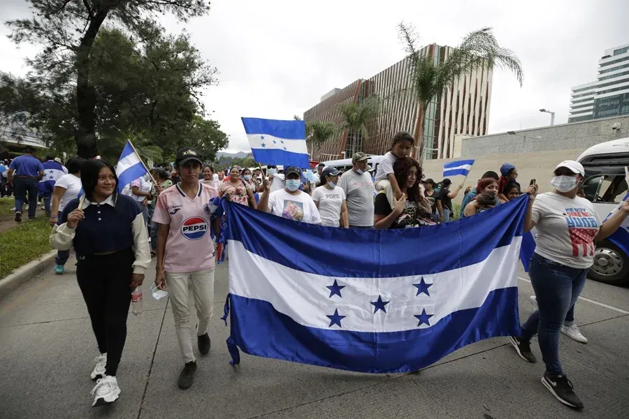 Maestros y médicos públicos protestan en Honduras.