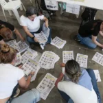Varias personas cuentan los votos el día de las elecciones en Medellín, Colombia. EFE/STR.