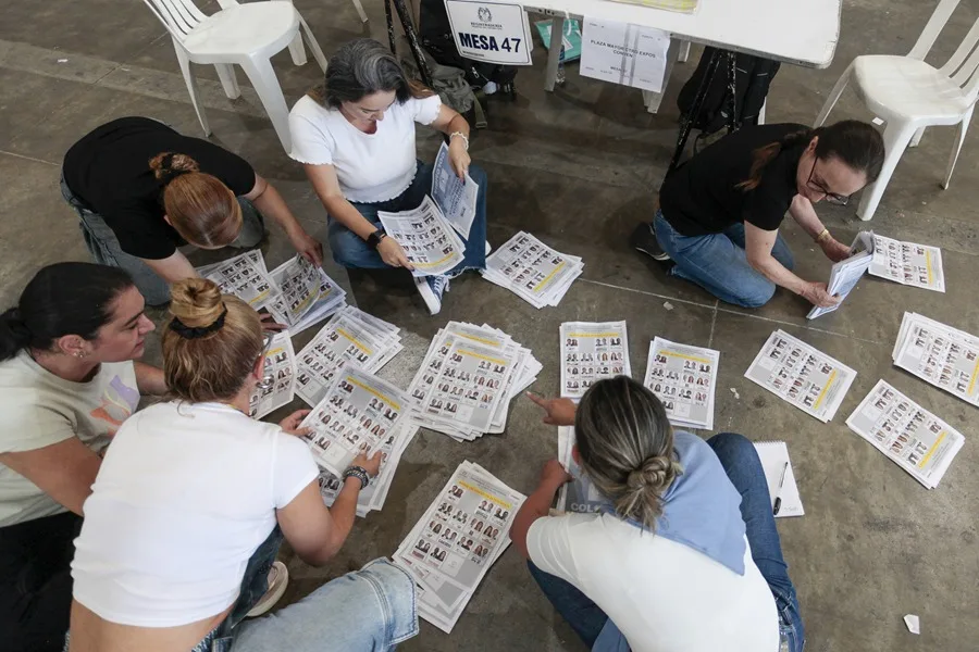 Varias personas cuentan los votos el día de las elecciones en Medellín, Colombia. EFE/STR.