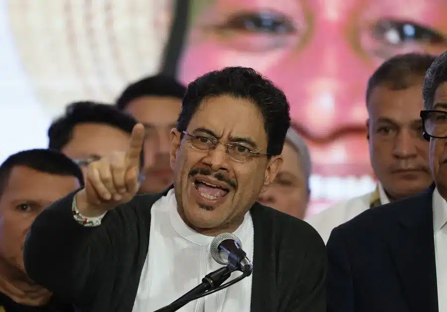 El candidato colombiano Iván Cepeda, del partido izquierdista Pacto Histórico, durante una rueda de prensa en Bogotá (Colombia). EFE/ Mauricio Dueñas Castañeda.