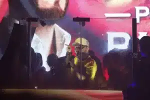 El candidato de ultraderecha Abelardo de la Espriella, habla al final de la jornada electoral este domingo en Barranquilla (Colombia). EFE/ Ernesto Guzmán J.