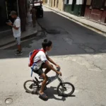 Foto de un niño andando en bicicleta en La Habana (Cuba). EFE/ Ernesto Mastrascusa.