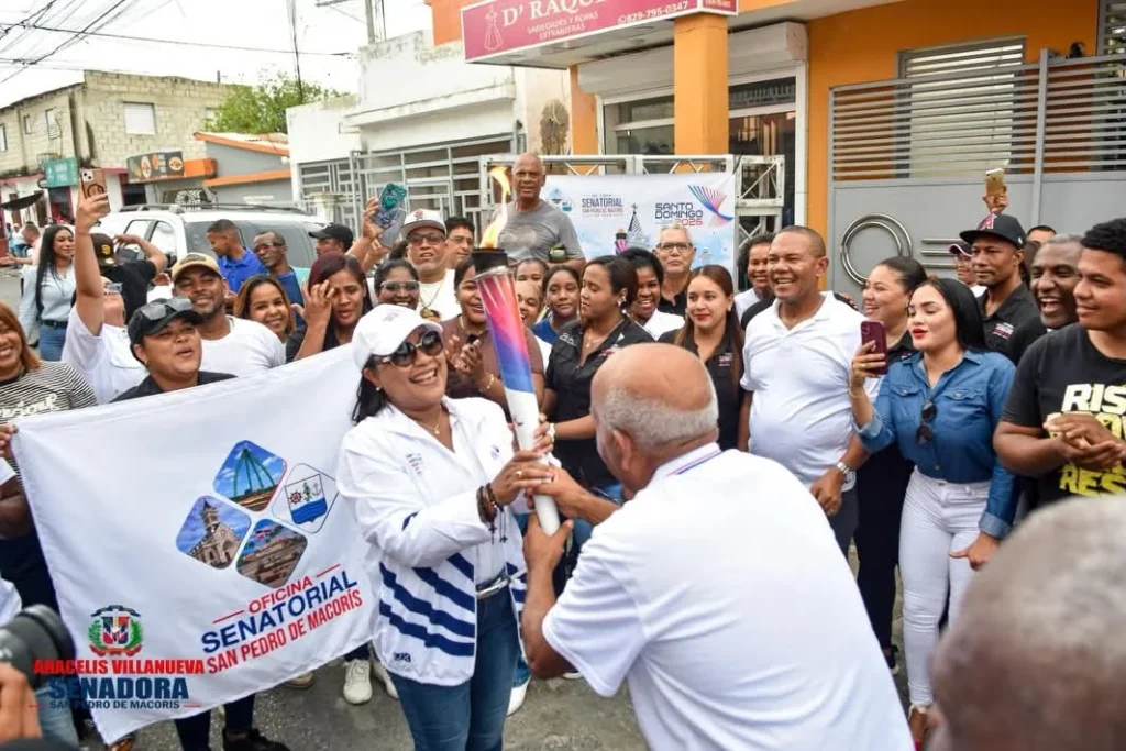 Senadora Aracelis Villanueva participa en recorrido de la Antorcha en San Pedro de Macorís.